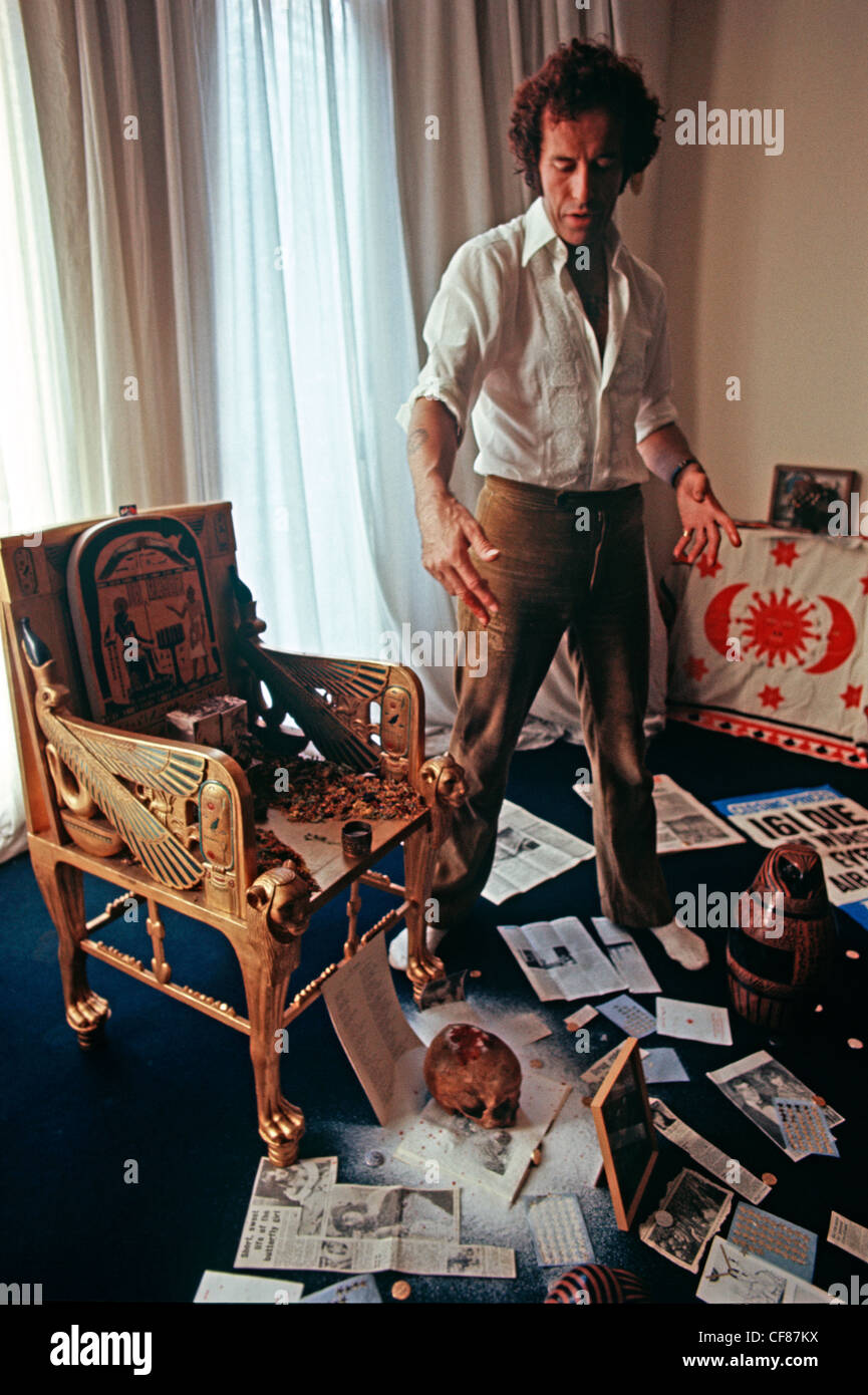 Kenneth Anger pendant le tournage de Lucifer Rising London 1971 Banque D'Images