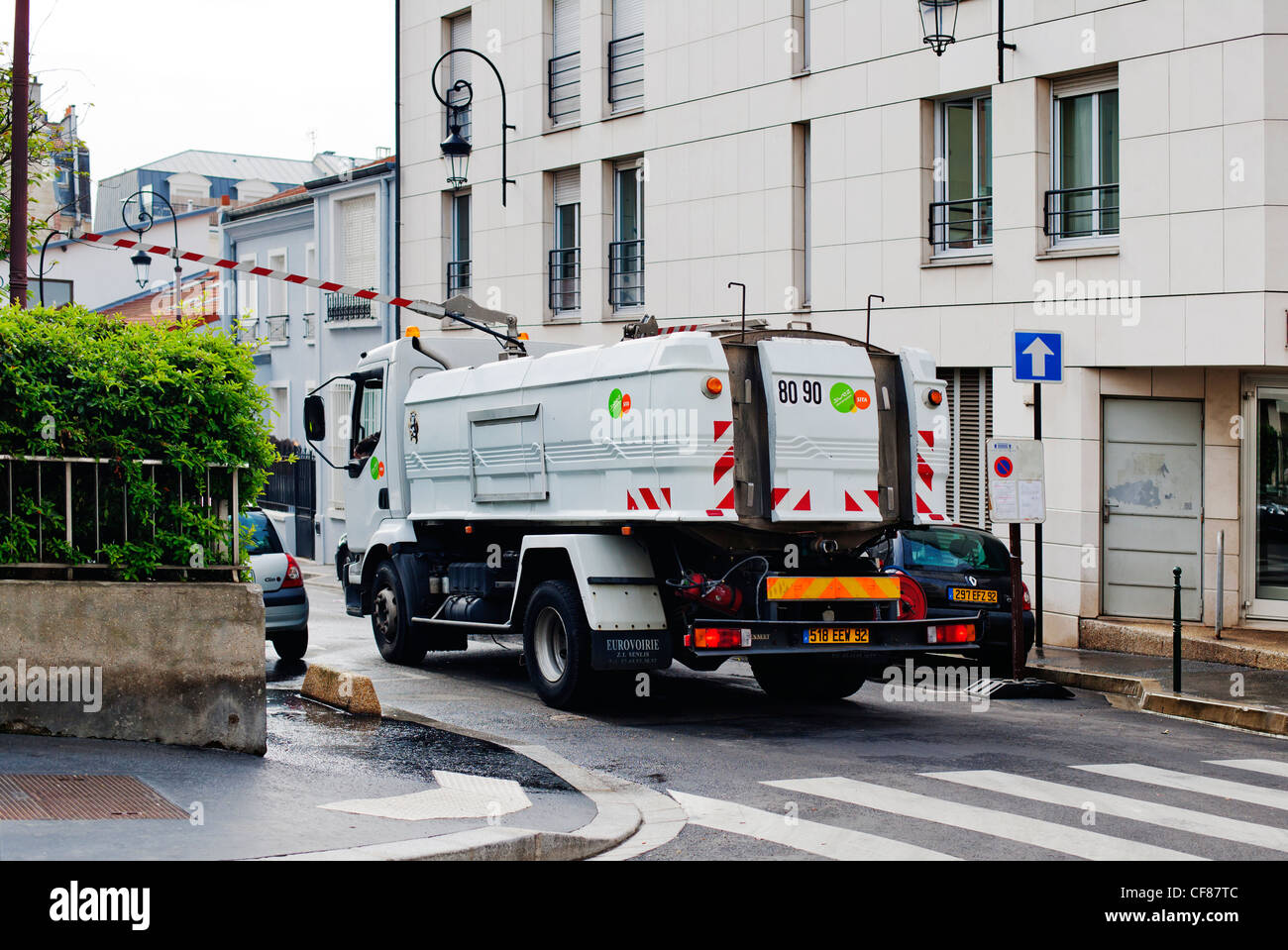 Route et poubelle nettoyage ethnique, Puteaux, près de la Défense, Paris, France, Europe Banque D'Images