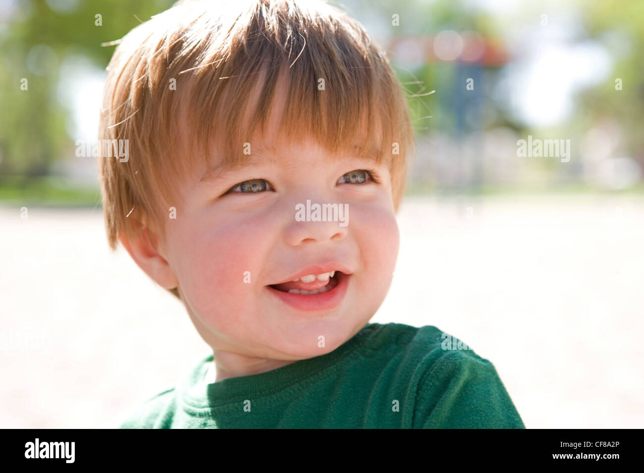 Adorable petit garçon de deux ans à heureux au soleil. Banque D'Images