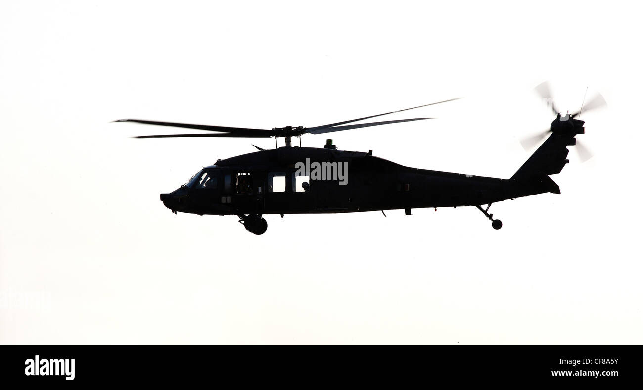 Silhouette d'une armée de l'air, hélicoptère Black Hawk UH-60 Sikorsky S-70 sur fond blanc Banque D'Images