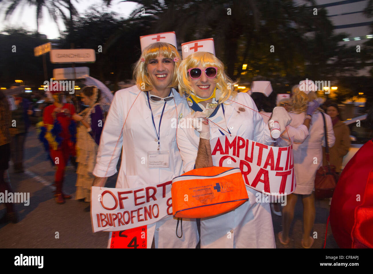 Personne masquée sous les infirmières sanitaires dans Carnival Mallorca Espagne Banque D'Images