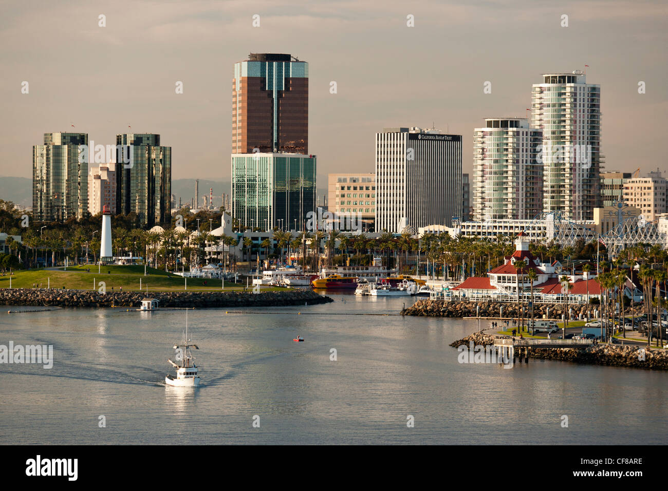 Ville de Long Beach vu de bateau de croisière au départ de Long Beach, Californie, USA. Banque D'Images