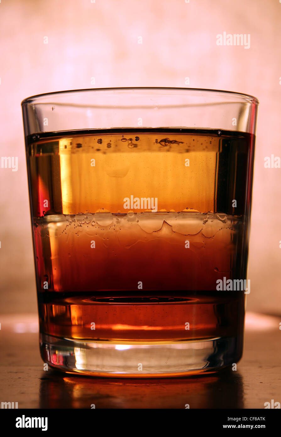 Les enfants accueil expérience scientifique dans la densité des liquides Banque D'Images