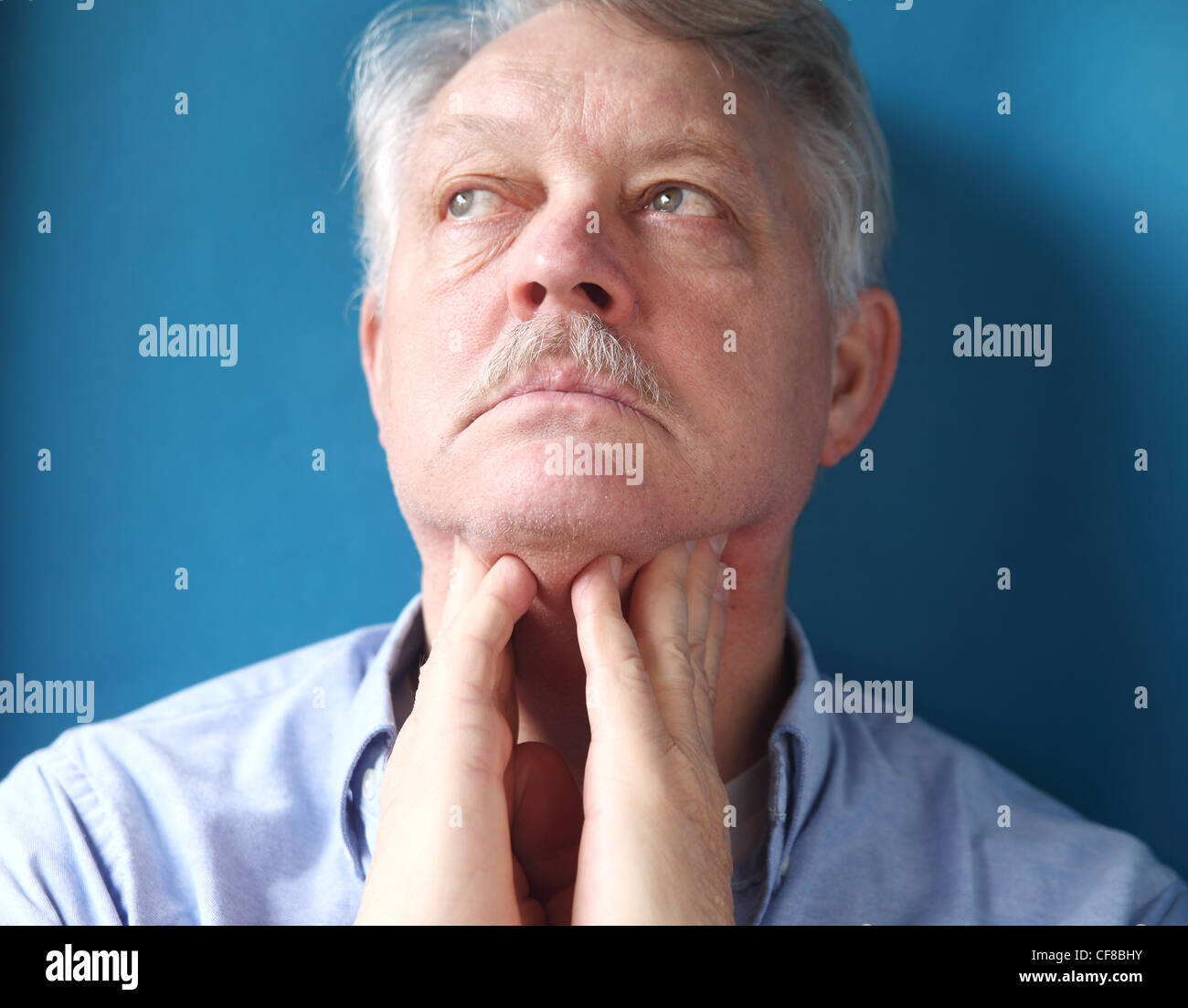 Les chèques d'affaires pour le gonflement dans les glandes lymphatiques dans son cou Banque D'Images
