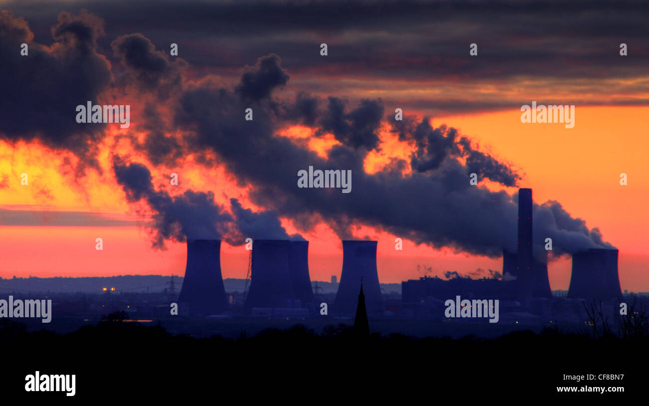Fiddlers Ferry la centrale à charbon a montré qu'elle fonctionnait au coucher du soleil depuis Warrington, et le village de Stockton Heath - en service avant mars 2020 Banque D'Images