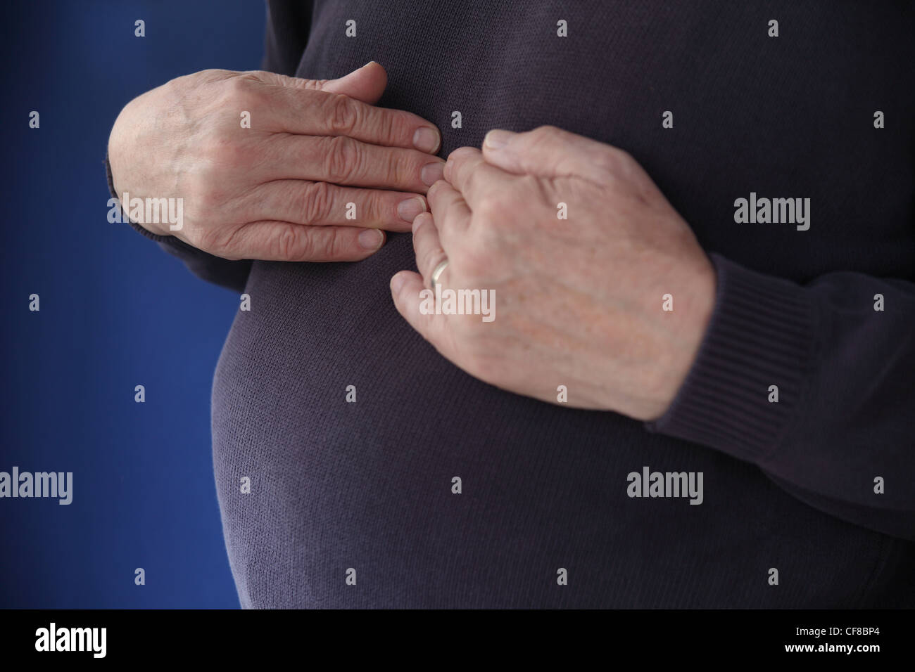 Un homme sent le malaise après avoir mangé Banque D'Images