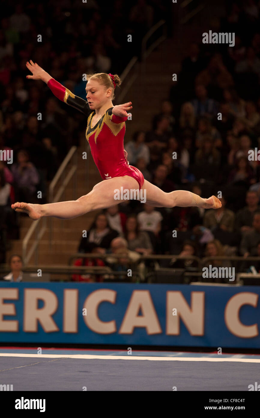 Lisa Hill (GER) participe à l'exercice au sol à l'événement 2012 American Cup La gymnastique Banque D'Images