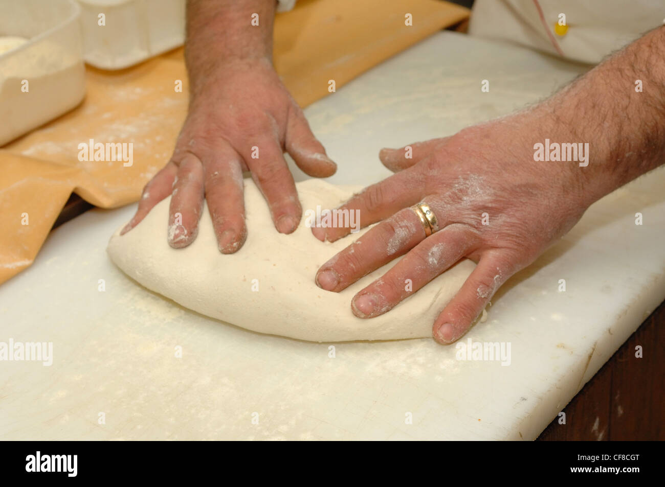 Préparation du mélange de farine à pain boulanger qui pétrit mains baker produit typique de Sarconi village au sud de l'Italie Région Basilicate Banque D'Images
