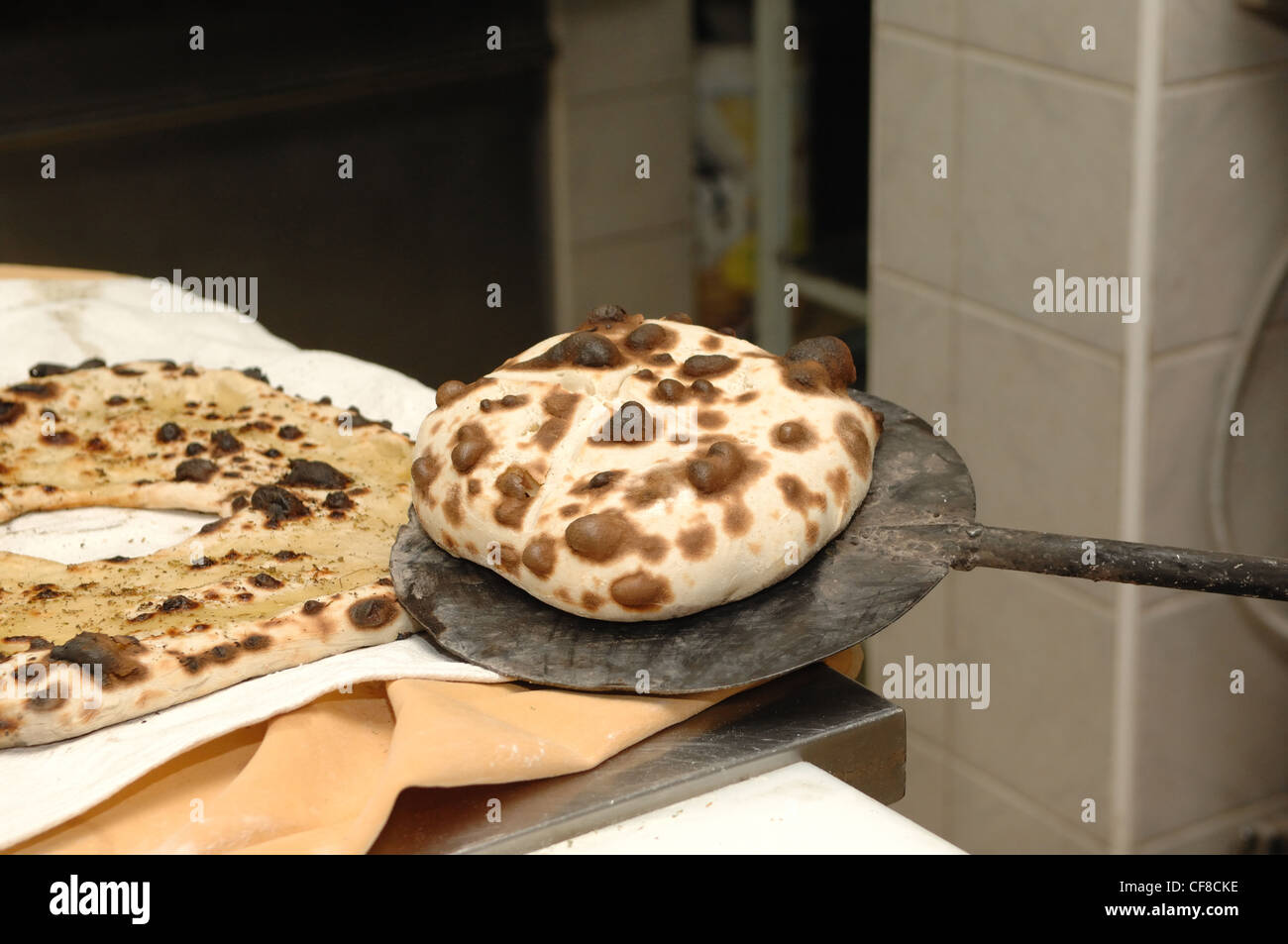 Préparation du mélange de farine Pain pain produit typique de Sarconi village au sud de l'Italie Région Basilicate Italie Europe Banque D'Images