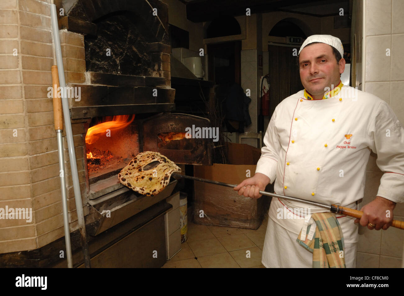 Préparation de pain Boulangerie pain mélange de farine produit typique de l'Italie du sud village Picerno Banque D'Images