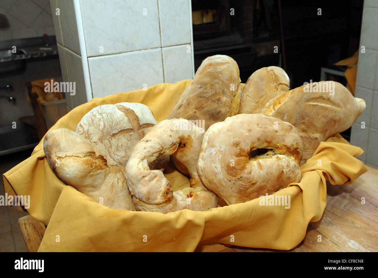 Du pain artisanal pain italien pain panier produit typique de mélange de farine Rapone village au sud de l'Italie Région Basilicate Italie Eu Banque D'Images