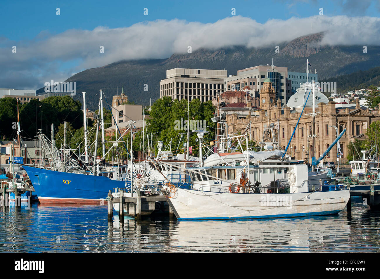 Des bateaux de pêche à quai Franklin, Mount Wellington dans la Distance, Hobart, Tasmanie Banque D'Images