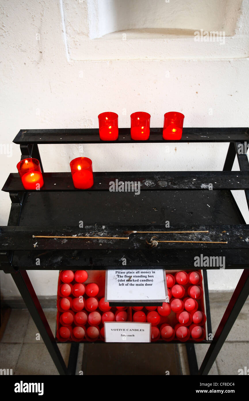 Bougies votives au St Mary's Church à Little Walsingham, à Norfolk. Banque D'Images