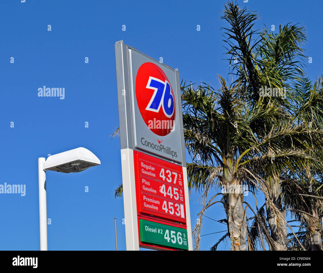 Mars 2012, Conoco Phillips 76 station essence prix par gallon signer en Californie Banque D'Images
