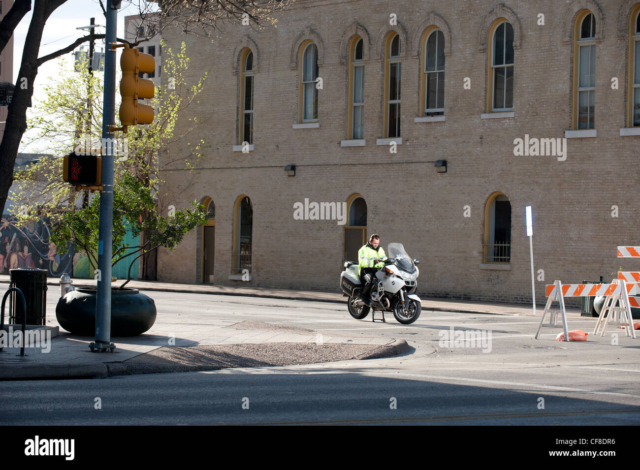 Policier sur une moto est assis à une intersection bloqués avant le jour de l'indépendance du Texas le 2 mars dans le centre-ville d'Austin Banque D'Images