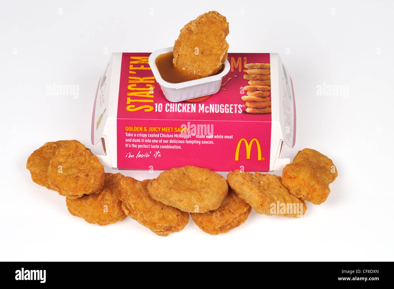 Récipient de McDonald's poulet mcnuggets avec une pépite sur le dessus de l'emballage en sauce sur fond blanc, cut out Banque D'Images