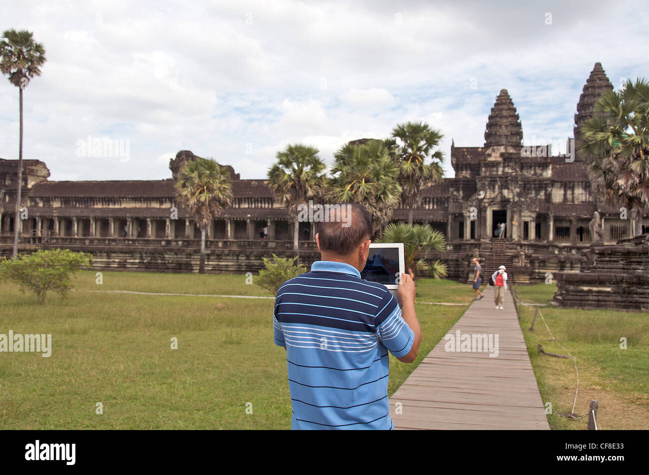 Tourist photographing temple Angkor Vat Cambodge Banque D'Images
