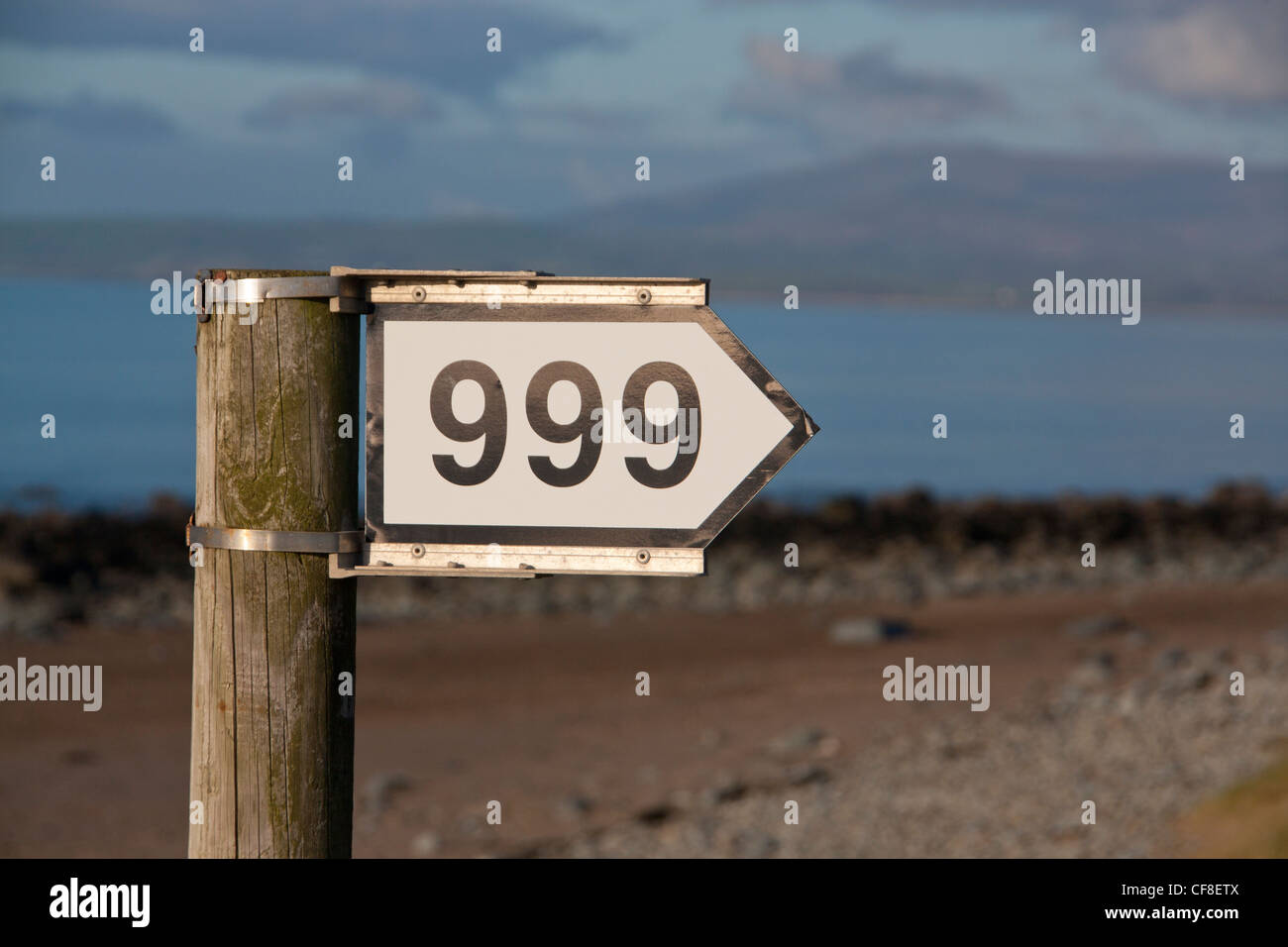 999 numéro de téléphone d'urgence à signer sur la plage au nord du Pays de Galles UK Llandanwg Gwynedd Banque D'Images