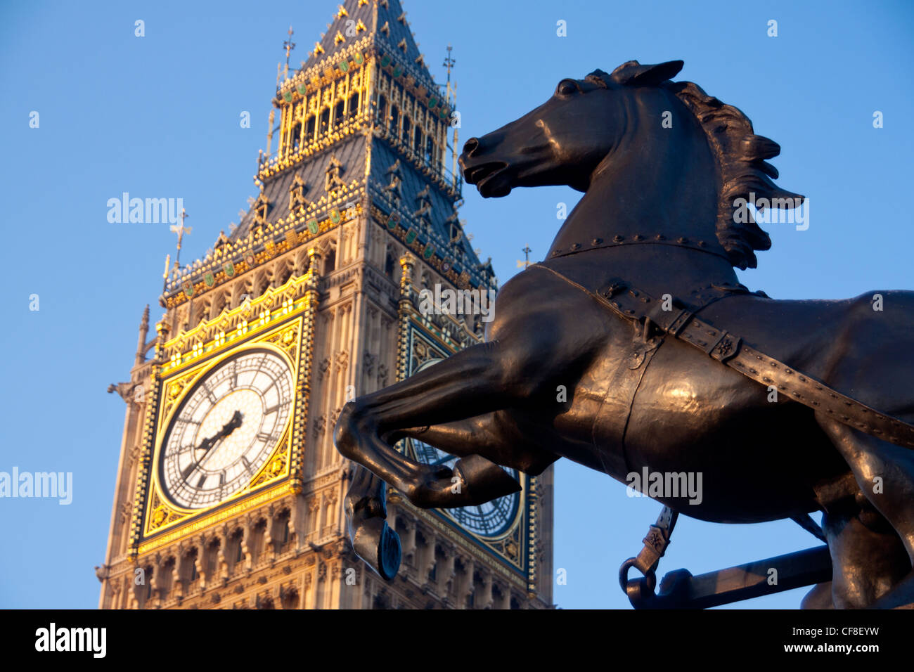 Statue de Boadicea et char avec Big Ben Clock Tower de Maisons du Parlement au lever du soleil Londres Angleterre Royaume-uni Banque D'Images