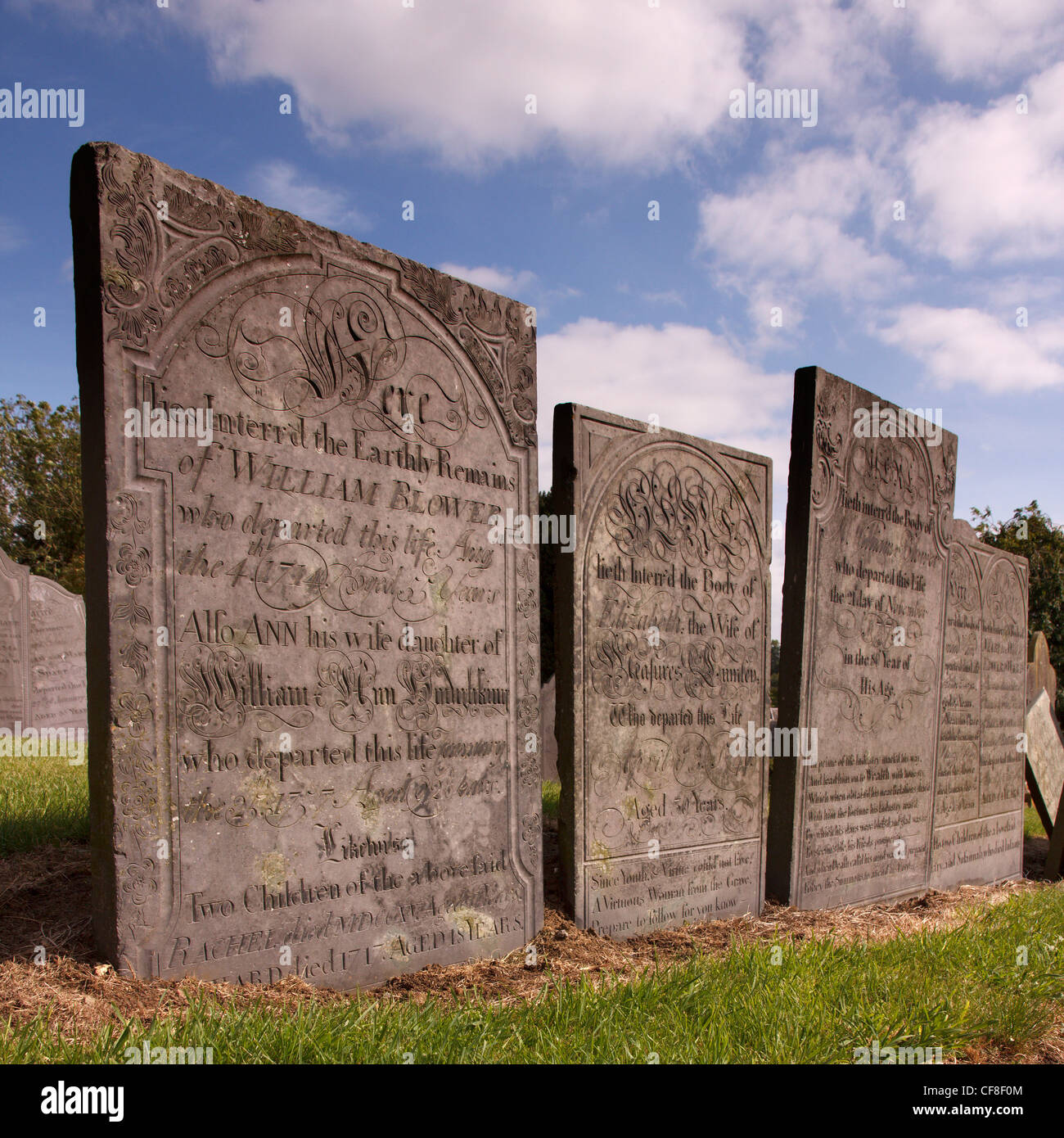 Ardoise, décorée de pierres tombales anciennes lettrage sculpté d'inscriptions, de Saint Swithun's Church, Grand Dalby, Leicestershire, England, UK Banque D'Images