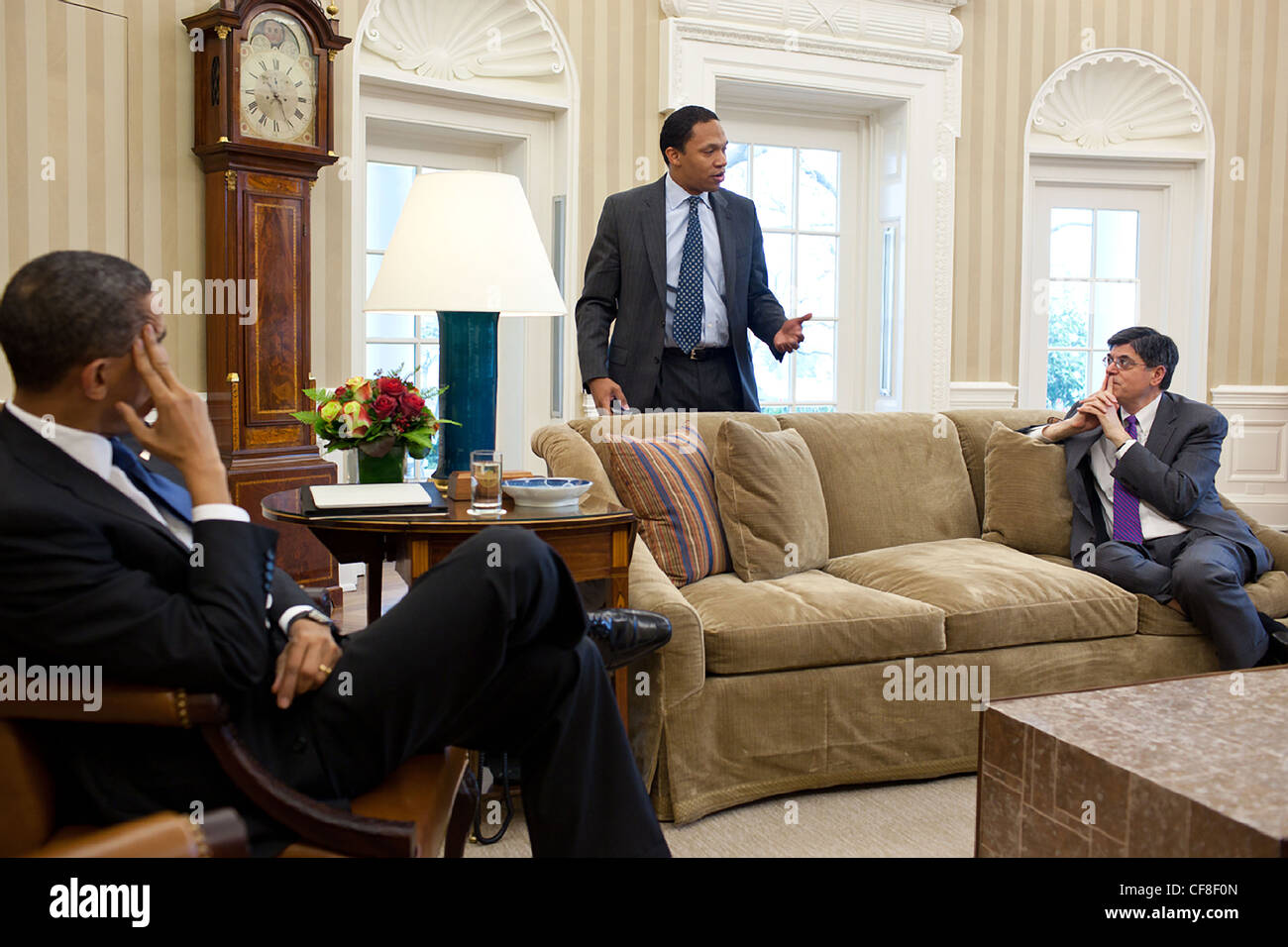 Le président Barack Obama rencontre avec Rob Nabors, Adjoint du Président pour les affaires législatives et Office of Management and Budget Directeur Jack Lew, droite, dans le bureau ovale pour discuter des négociations budgétaires en cours sur un projet de loi de financement le 8 avril 2011 à Washington, DC. Banque D'Images