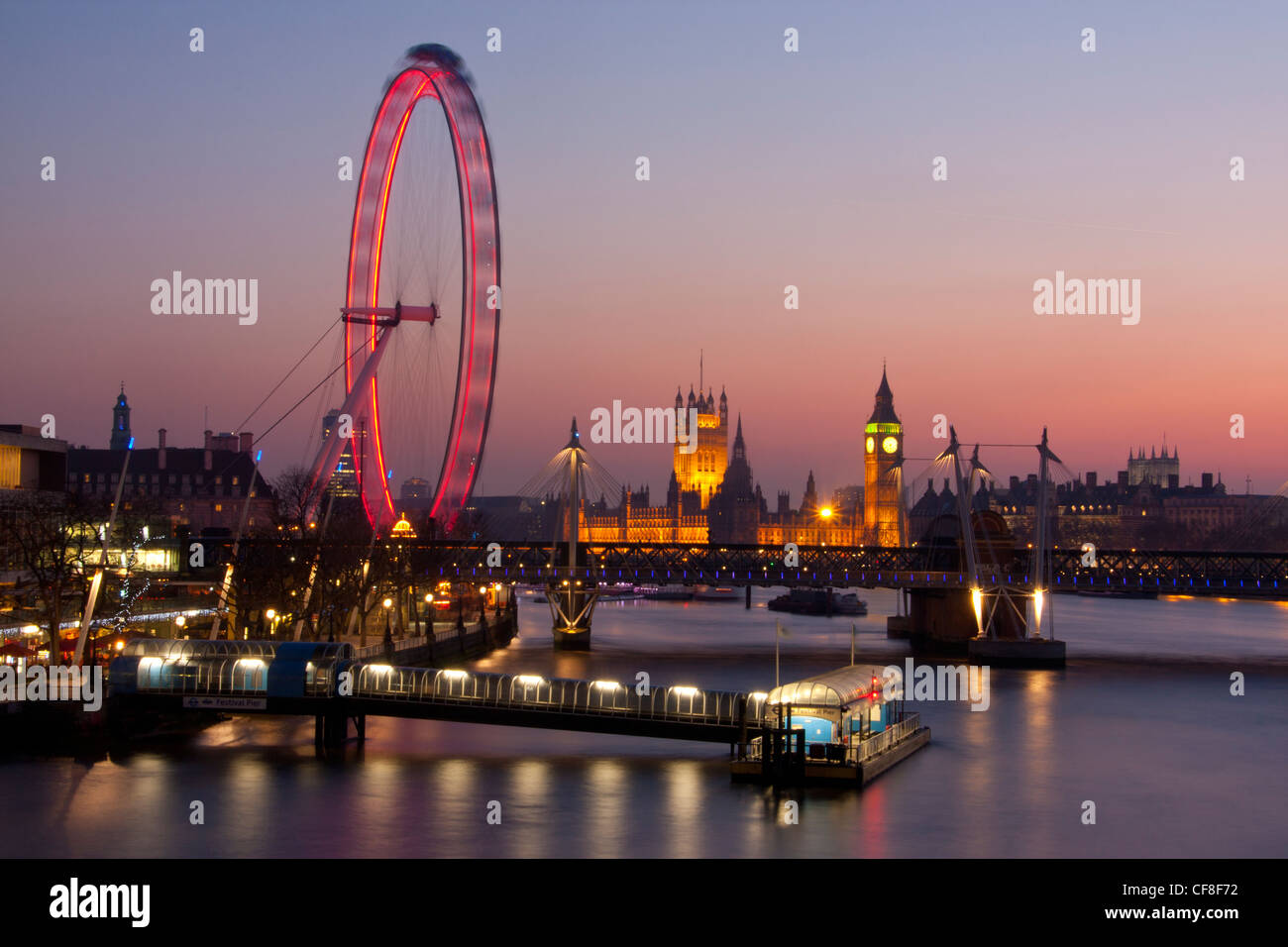 Big Ben Clock Tower de Maisons du Parlement et du millénaire ou roue London Eye au crépuscule London England UK Banque D'Images