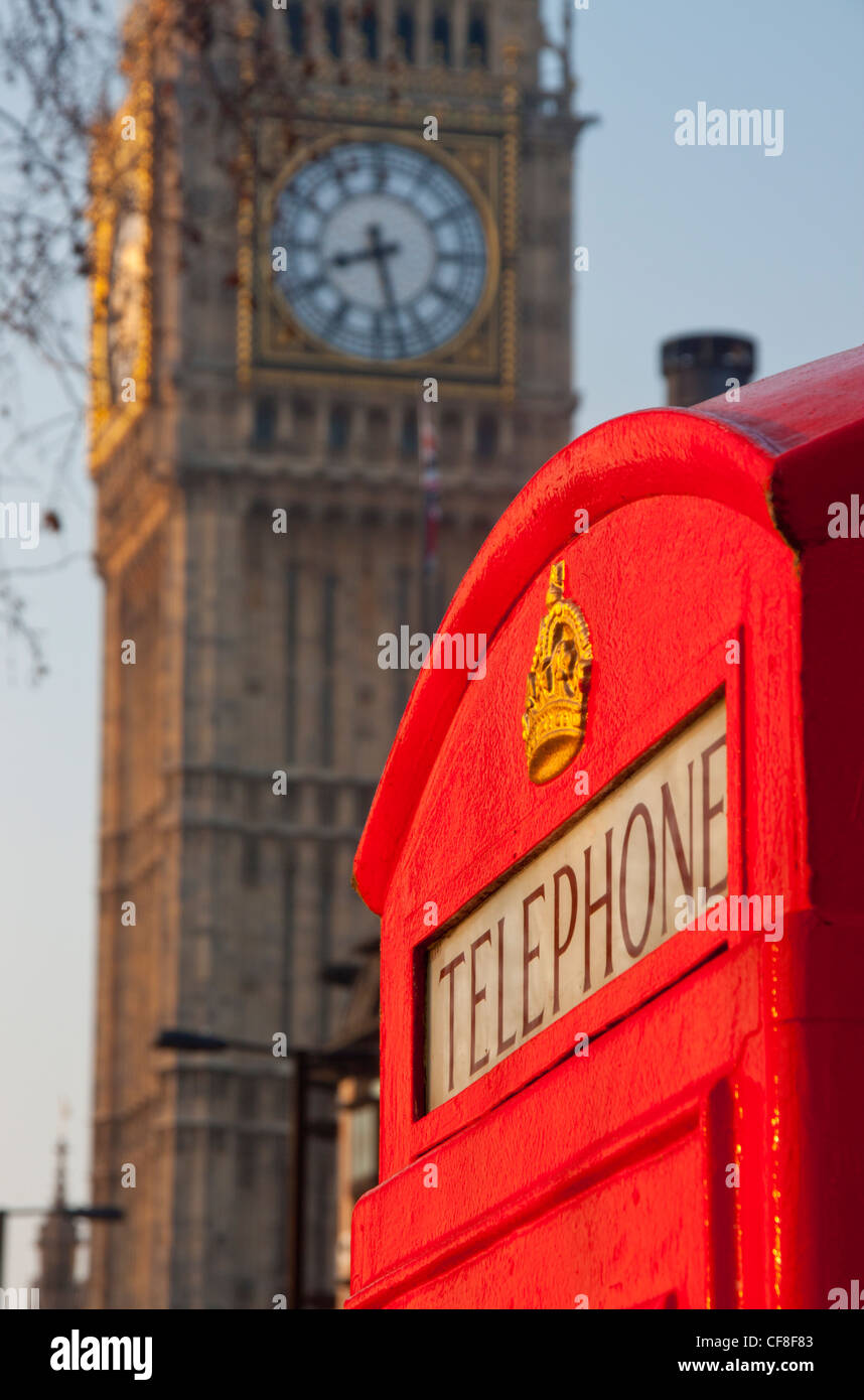 Boîte de téléphone rouge traditionnel et Big Ben Clock Tower de maisons du Palais du Parlement d'Westmionster London England UK Banque D'Images