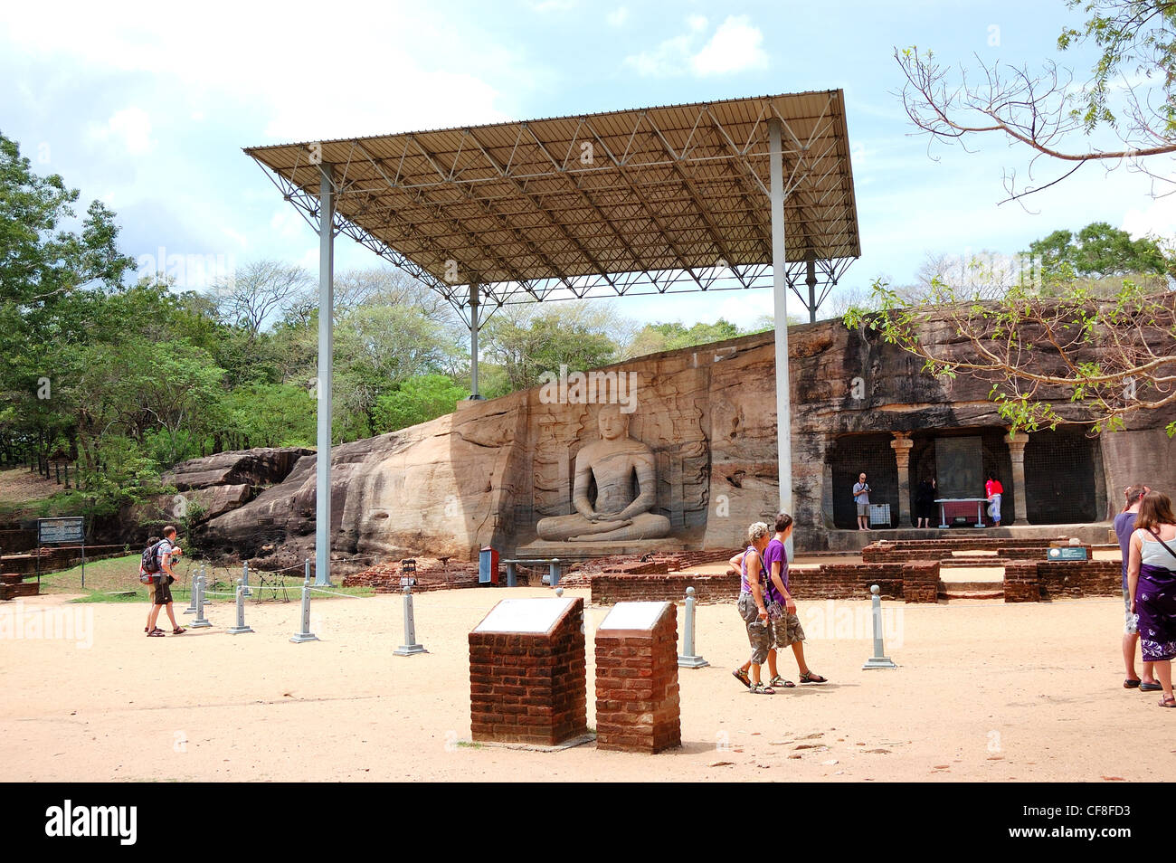 Gal Vihare 'La pierre de culte' dispose de trois statues de Bouddha taillée dans le même grand rocher, Polonnaruwa, Sri Lanka Banque D'Images