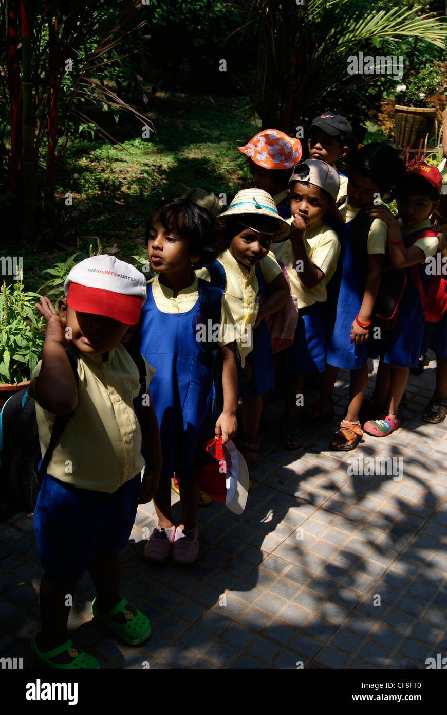 Beaucoup d'élèves d'école maternelle dans la file d'attente et profiter de paysages jardin de Veli Tourist Village à Kerala, Inde Banque D'Images
