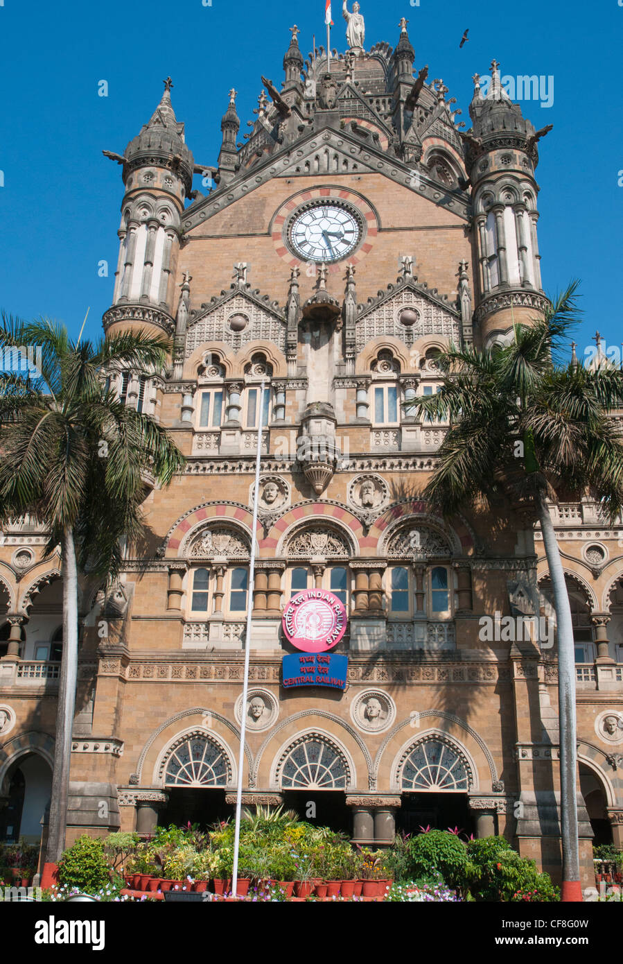 La gare Chhatrapati Shivaji (CST), anciennement Victoria Terminus, l'une des stations de chemin de fer central de Mumbai Banque D'Images