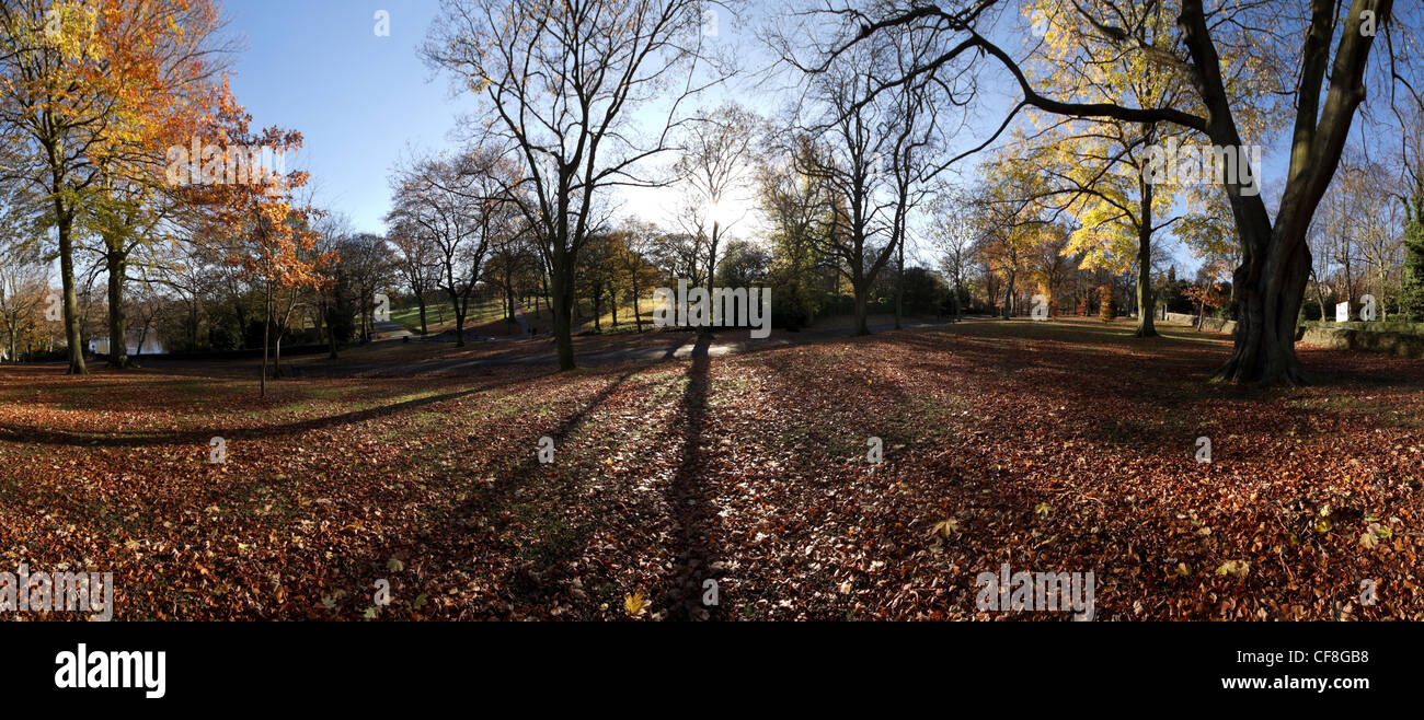 Vue panoramique de Lister Park, Bradford, à l'automne. Banque D'Images