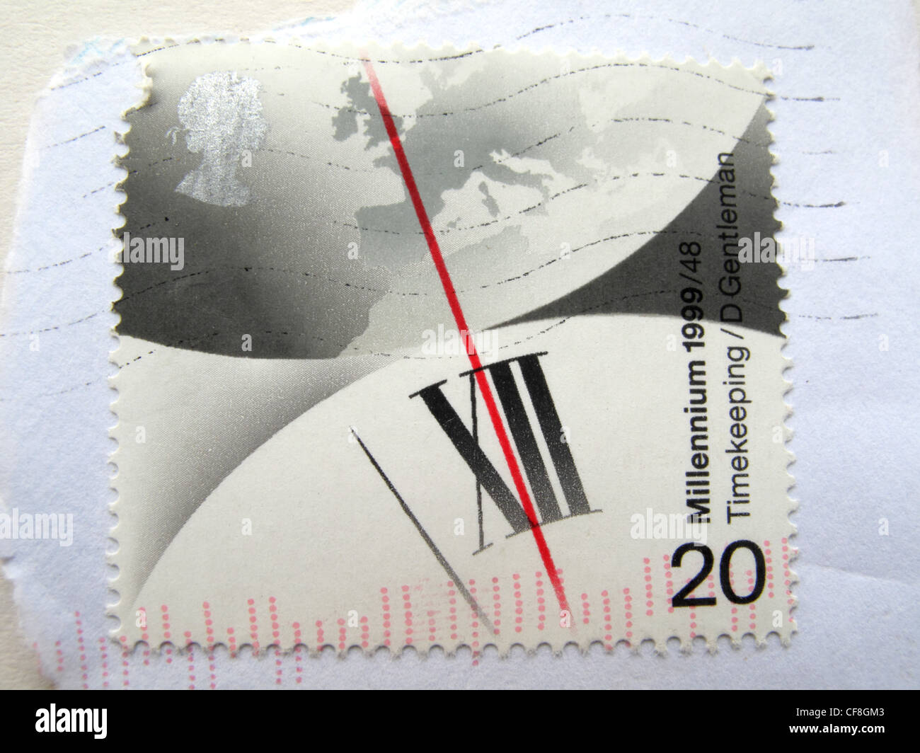 Close up d'un timbre-poste britannique avec horloge cadrans main à minuit, inaugurant la nouvelle année. Banque D'Images