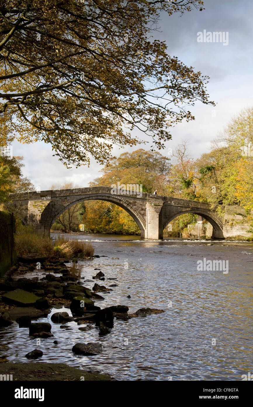 Le vieux pont du 16ème siècle un pont en pierre traversant la rivière Wharfe à Bradford West Yorkshire. Banque D'Images