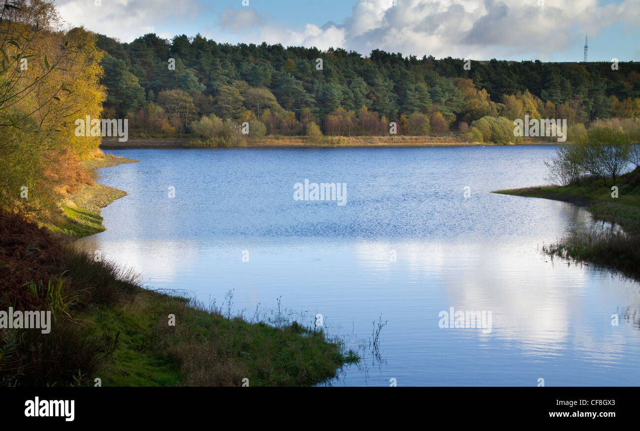 Réservoir d'eau Ogden près d'Halifax West Yorkshire en automne. Banque D'Images