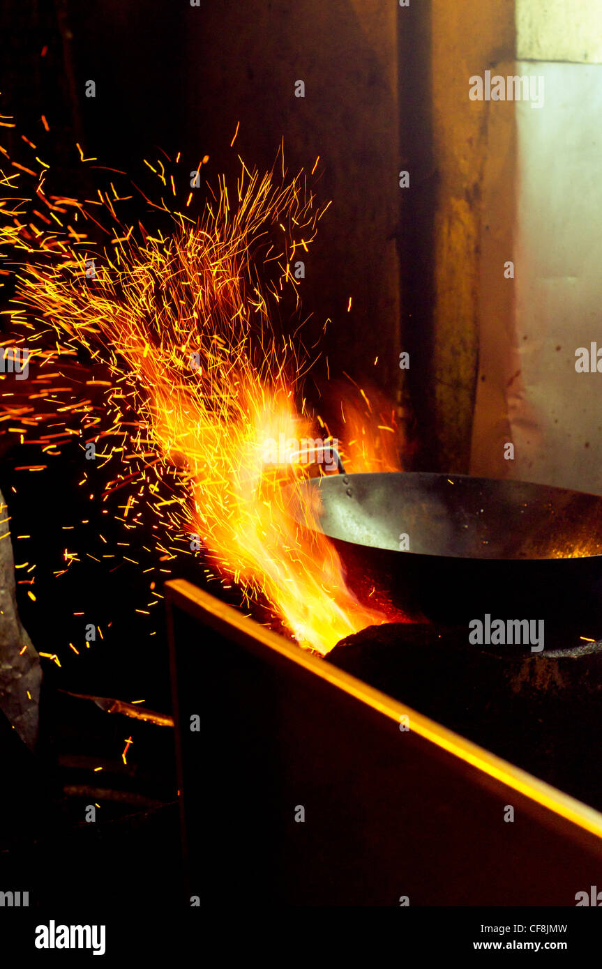 La cuisson au wok, style asiatique en scène commune à la rue dans les pays asiatiques. Photo est prise à la Malaisie. Banque D'Images