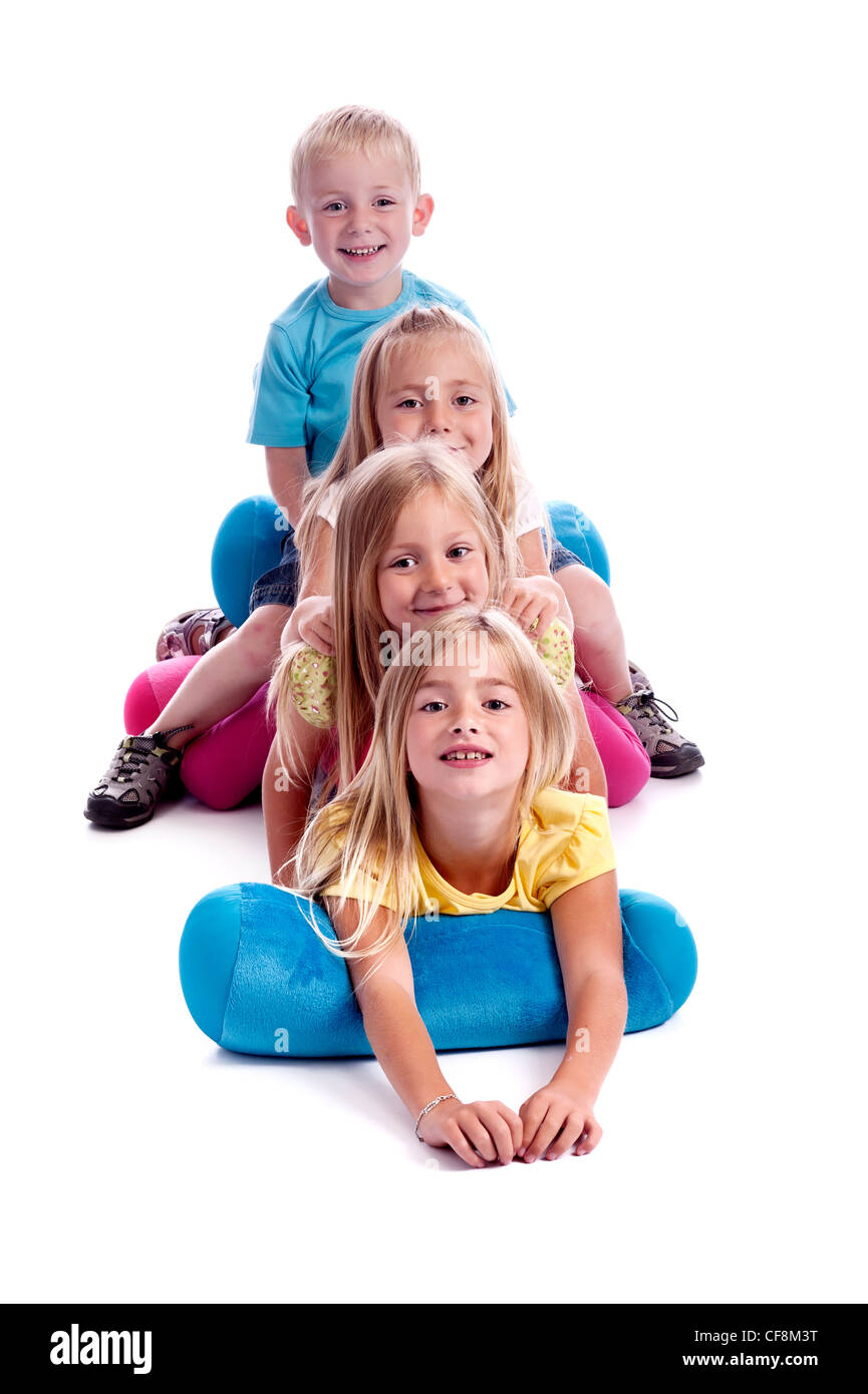 Quatre enfants d'affilée. isolé sur fond blanc Banque D'Images