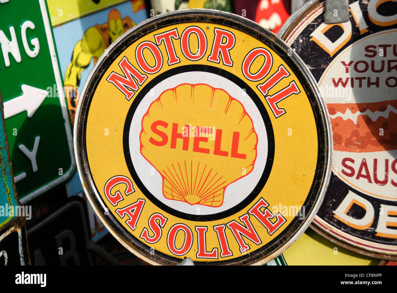 De style vintage tin sign advertising l'huile à moteur et l'essence Shell Banque D'Images