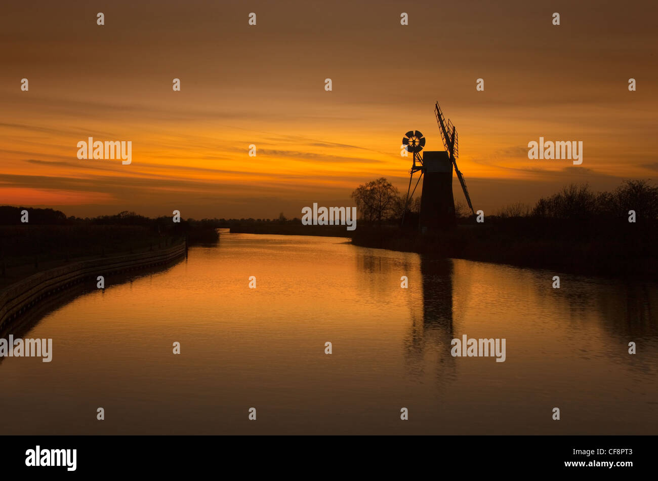 Turf Drainage Fen Mill sur la rivière à Ant Comment Hill Norfolk Broads dans un coucher de soleil d'hiver Banque D'Images