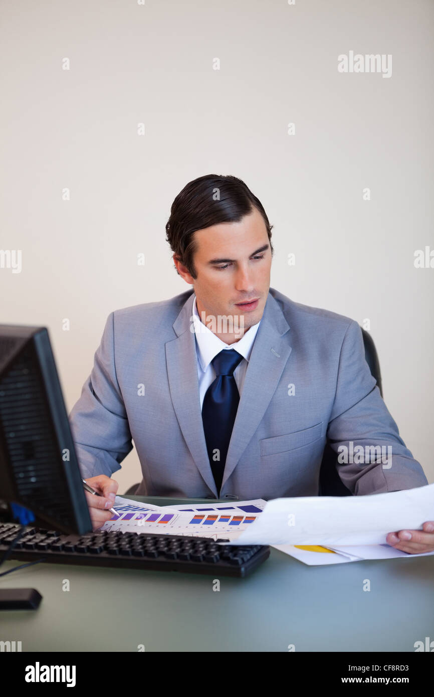 Man doing paperwork Banque D'Images