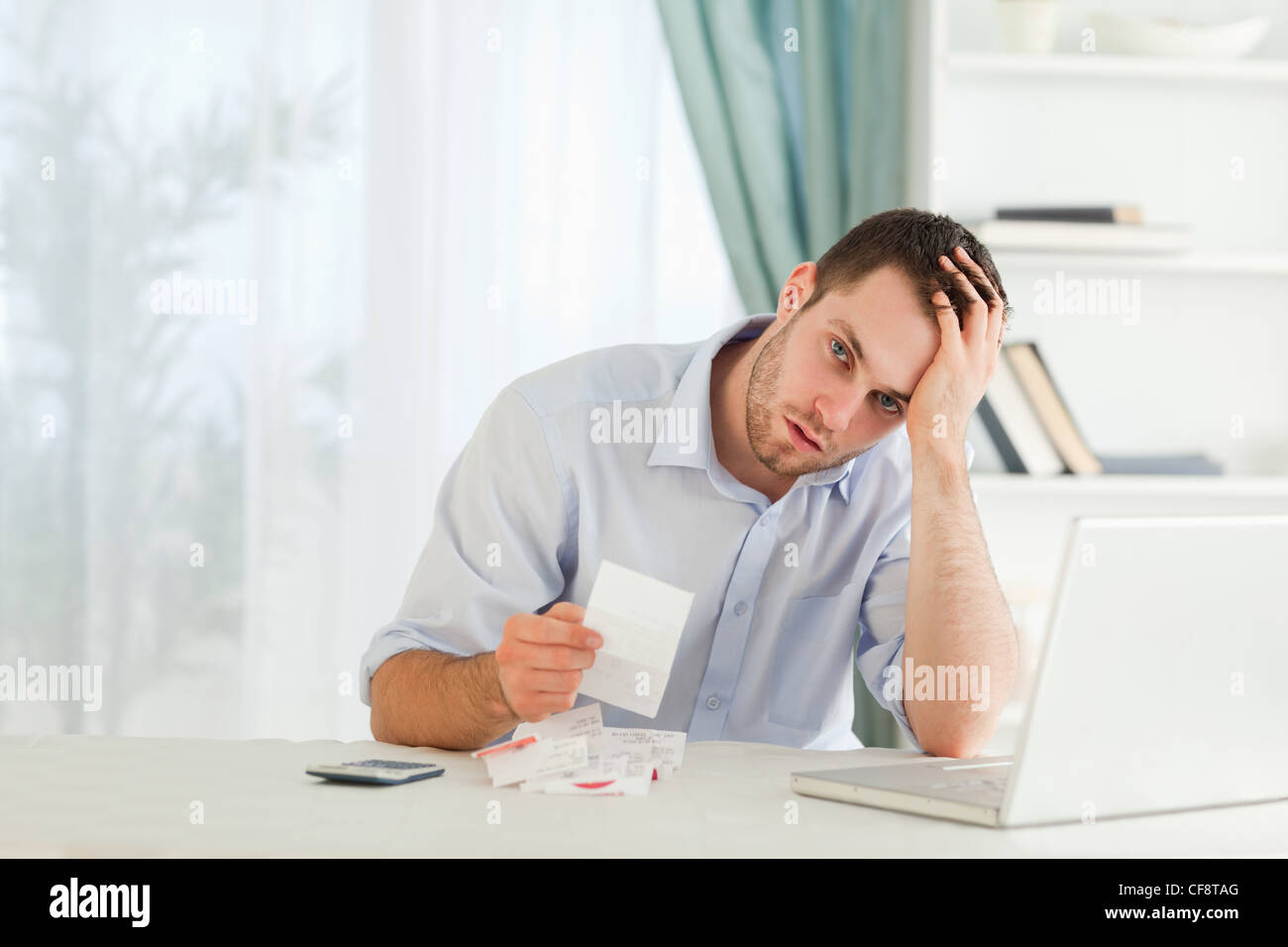 Businessman inquiet au sujet d'une facture Banque D'Images