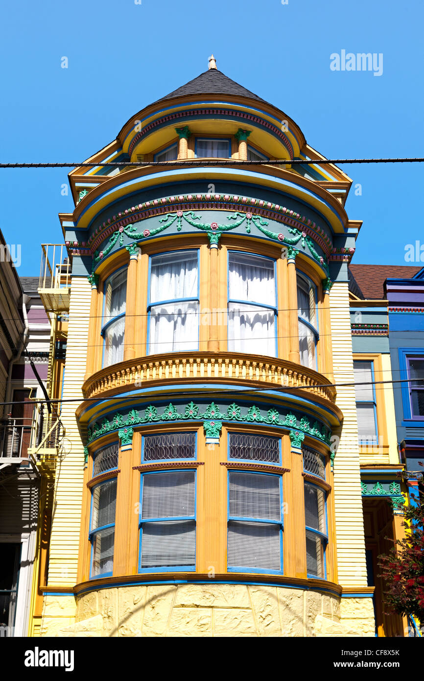 Maisons victoriennes peintes de couleurs vives dans le quartier de Haight-Ashbury à San Francisco, Californie, États-Unis d'Amérique Banque D'Images