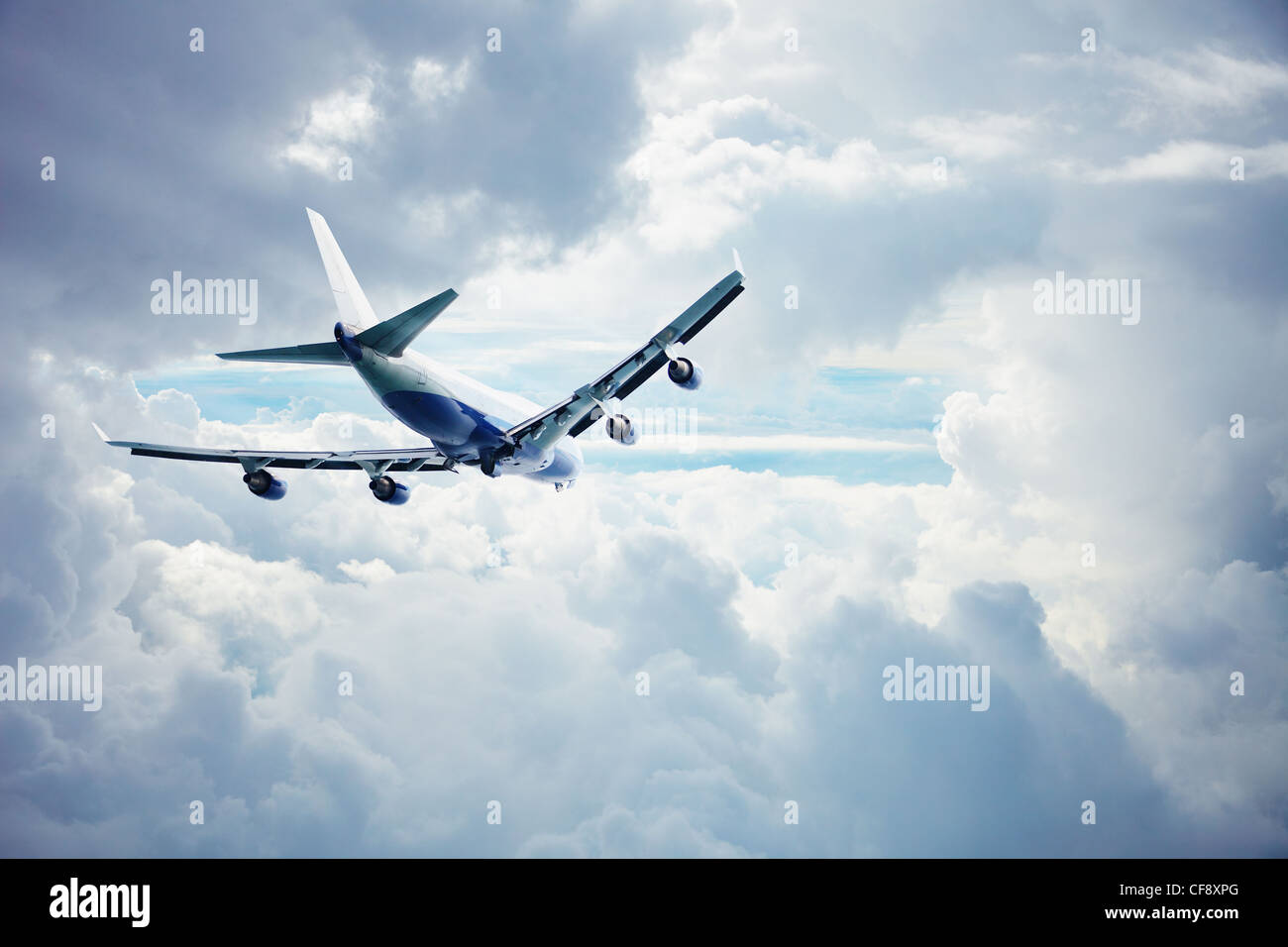 Avion de passagers volant par l'épais nuages Banque D'Images