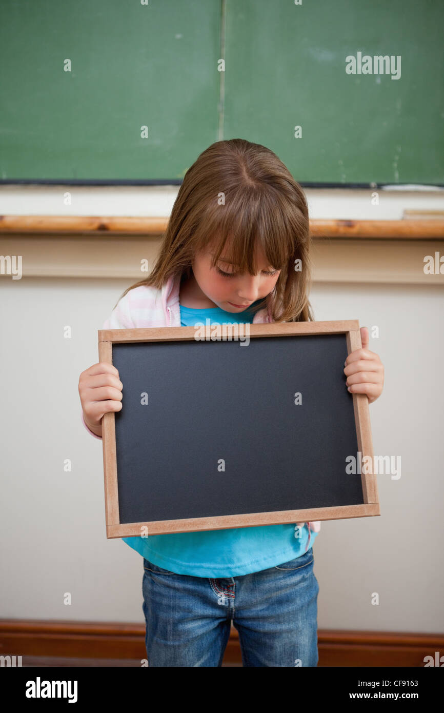 Enfant montrant une ardoise Banque de photographies et d’images à haute résolution Alamy
