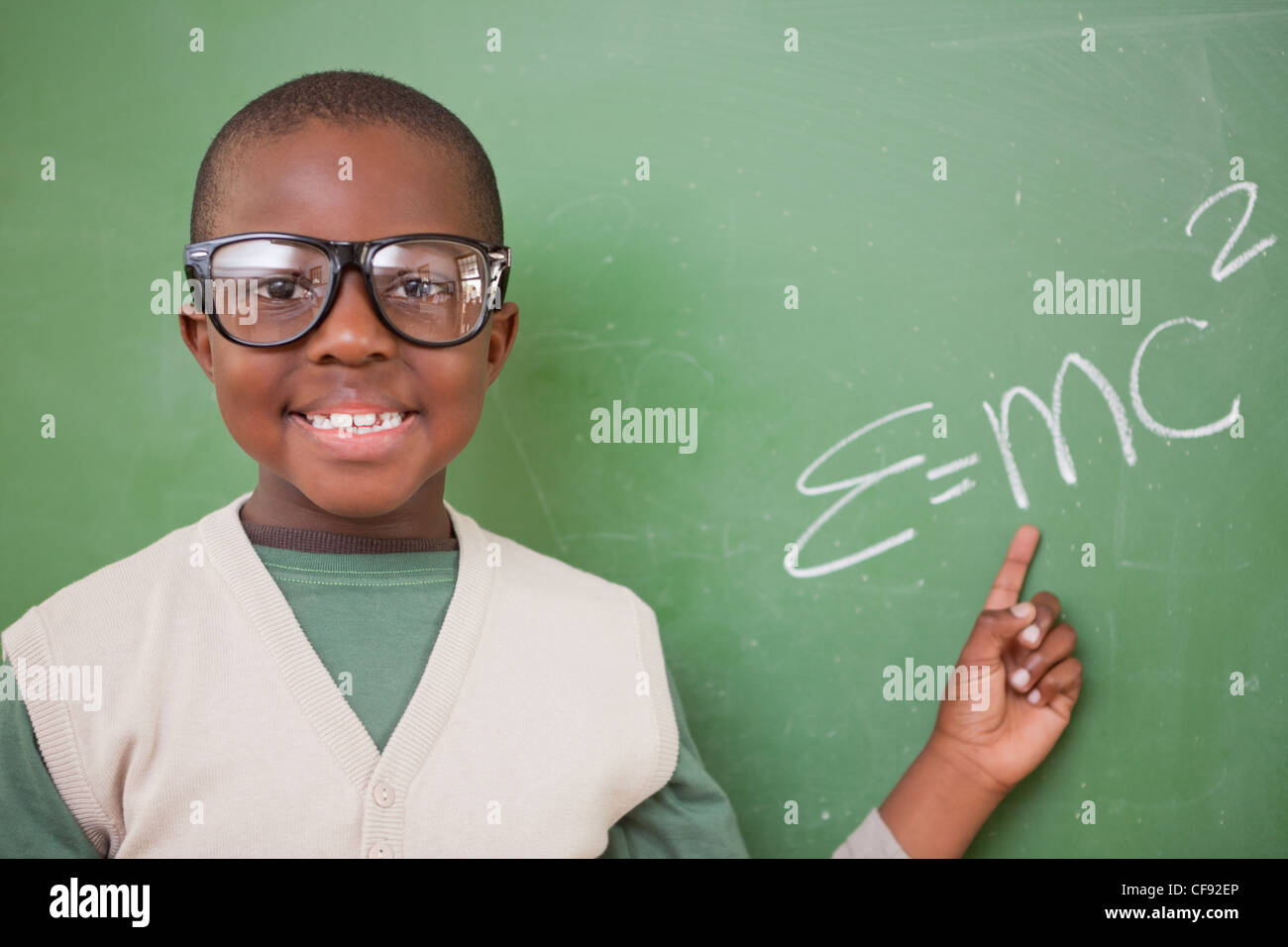 Montrant l'écolier la formule d'équivalence masse-énergie Banque D'Images