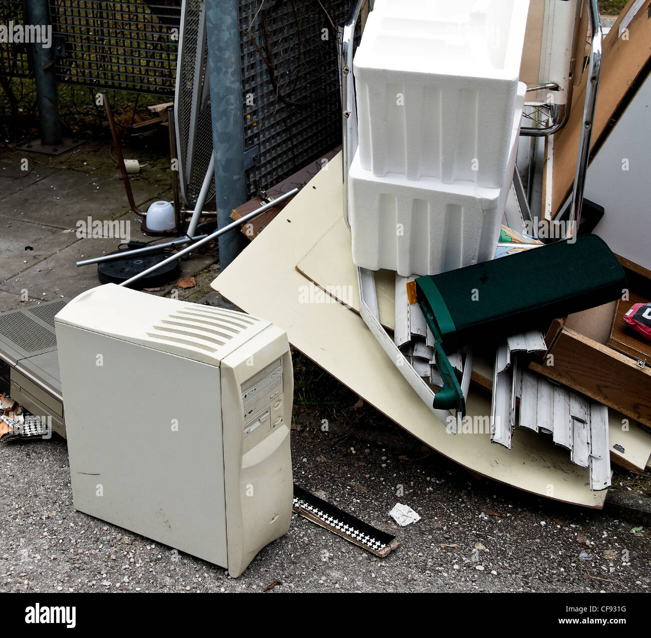 Déchets encombrants est en attente pour la collecte des déchets. l'horaire de collecte des déchets encombrants. Banque D'Images