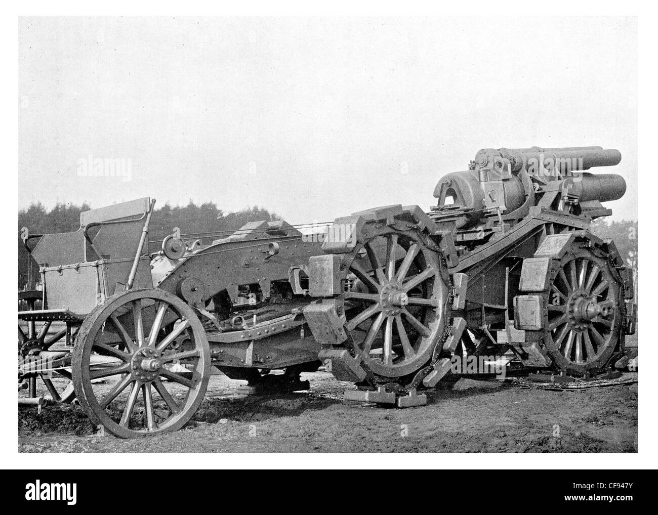 Pistolet mitrailleur lourd d'artillerie canon siège front line chenilles bombardement bombardement Banque D'Images