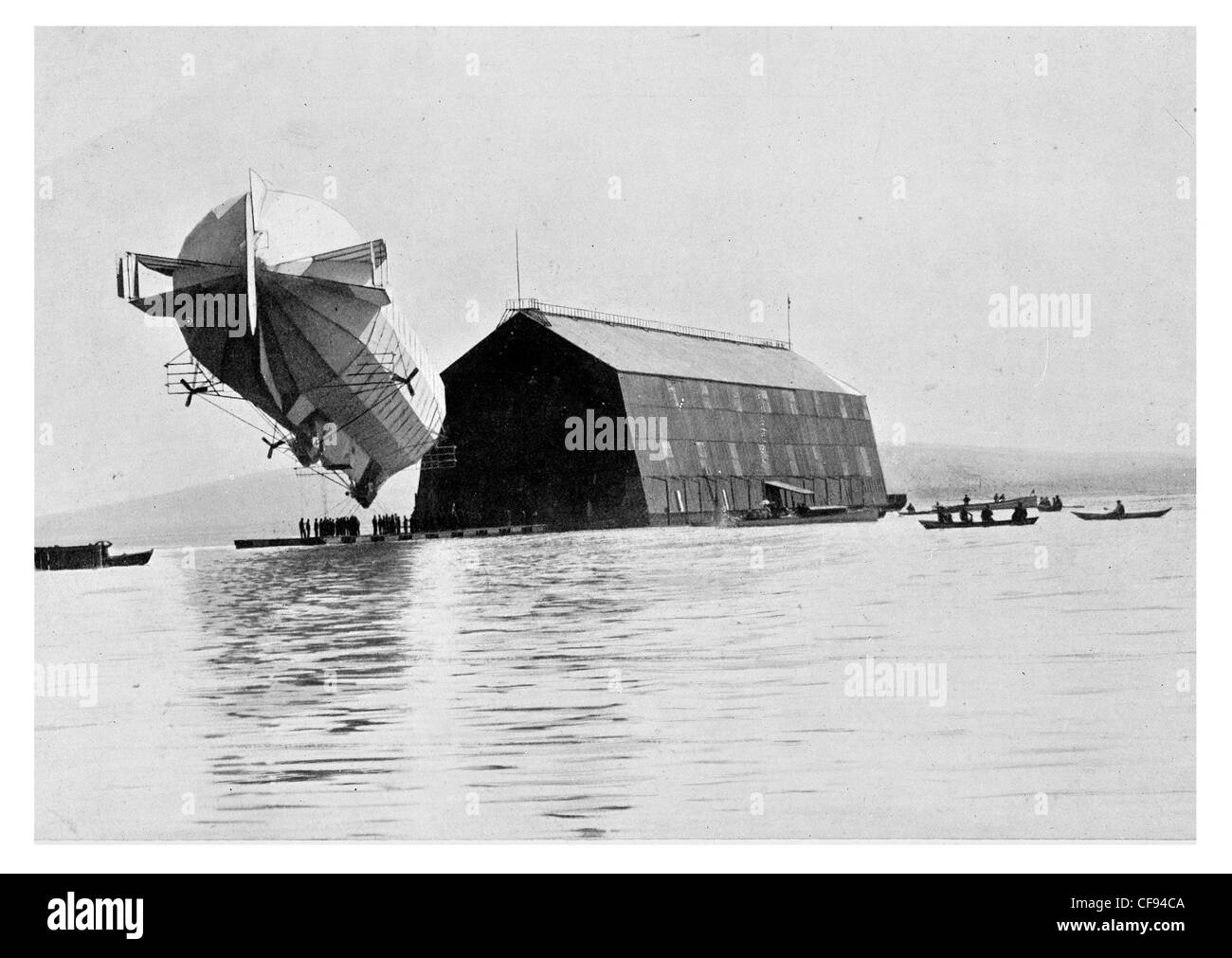 Zeppelin allemand avec hangar flottant à Friedrichshafen Lac de Constance de la base aérienne militaire de l'armée de l'air impériale ballon d'aéronefs LZ Banque D'Images