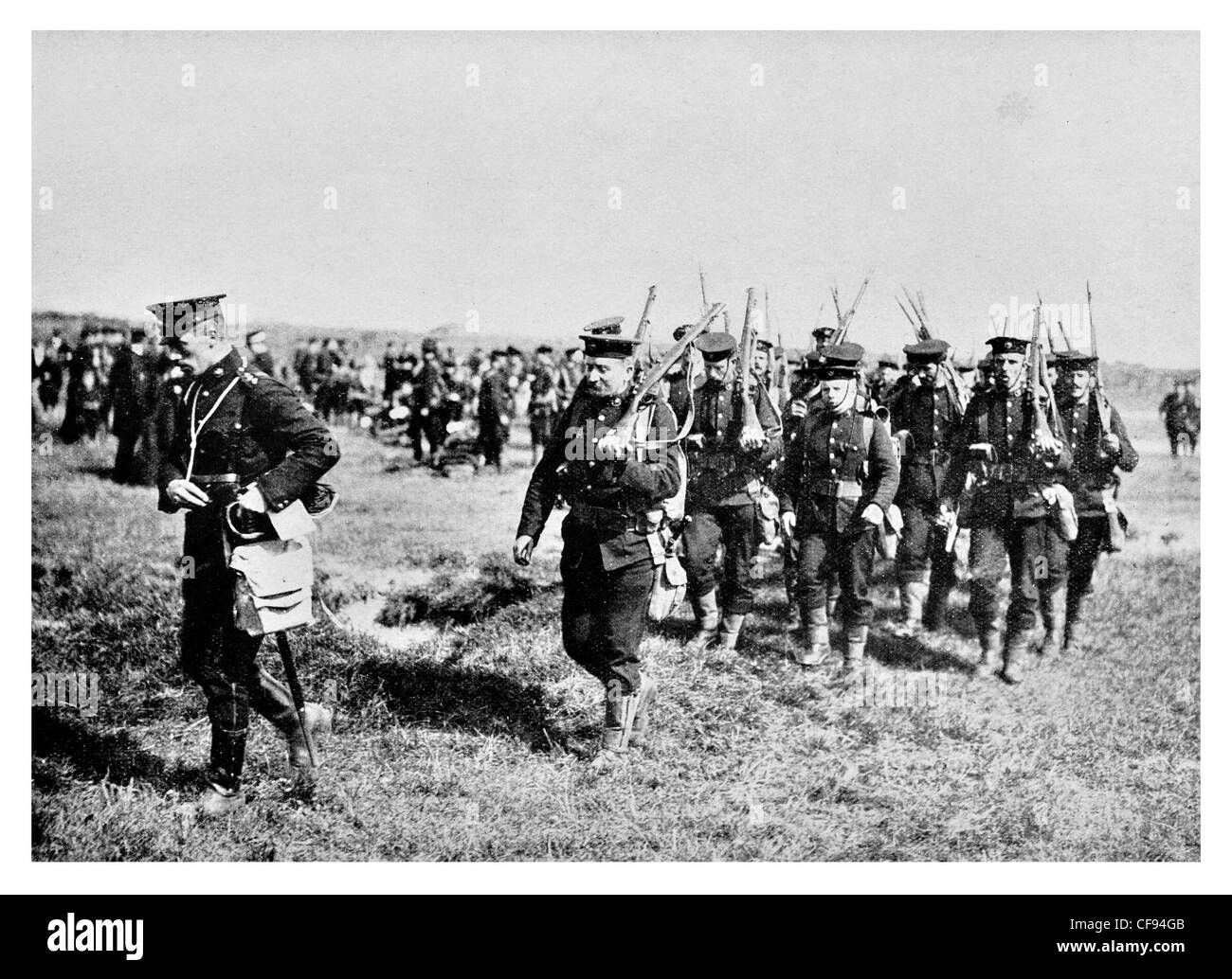 Marins britanniques à Ostende Belgique agent maritime mars soldat marchant fusil de colonne de l'armée d'infanterie militaire des troupes de débarquement Banque D'Images