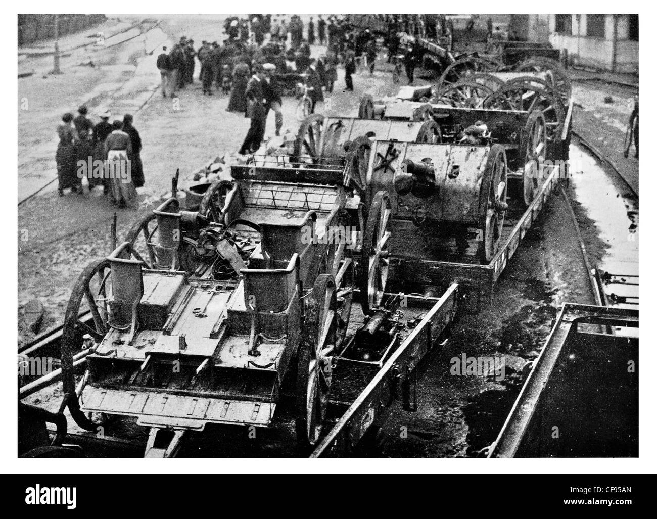 Canons allemands capturés laissant Village Français pour l'Angleterre Banque D'Images