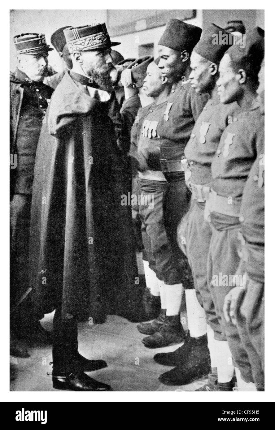 Le Général Henri Joseph Eugène Gouraud inspecte les soldats sénégalais de la IV armée française Banque D'Images